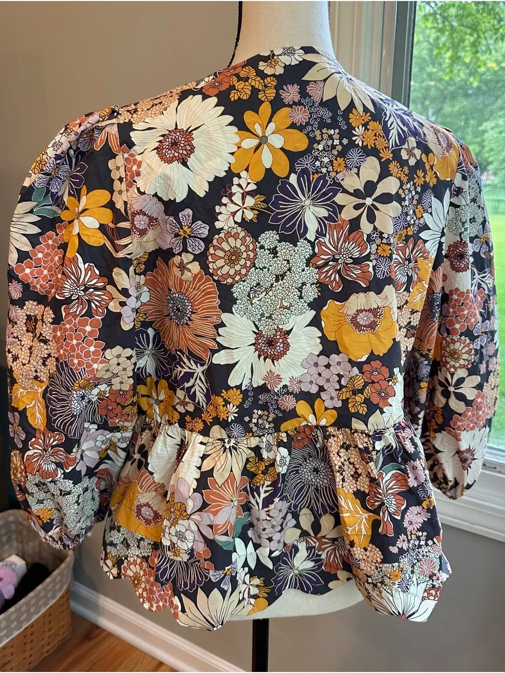 Listicle Bold Floral Tie-Front Babydoll balloon sleeve Top Charcoal Peplum Large - Picture 5 of 7